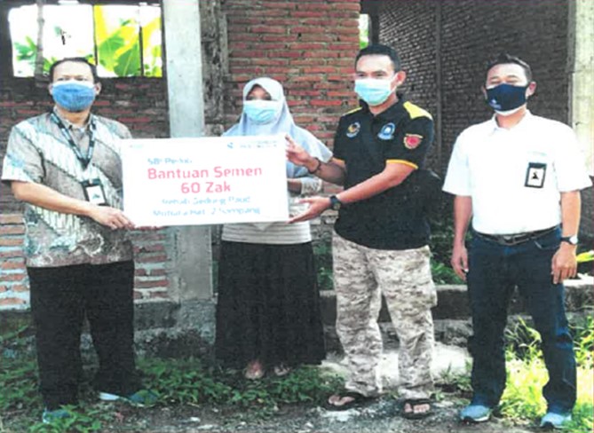 Bantuan semen 60 sak untuk PAUD Mutiara Hati 02 Sampang