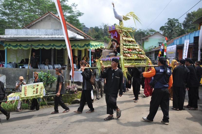Warga Desa Tambaksari, Kecamatan Wanareja