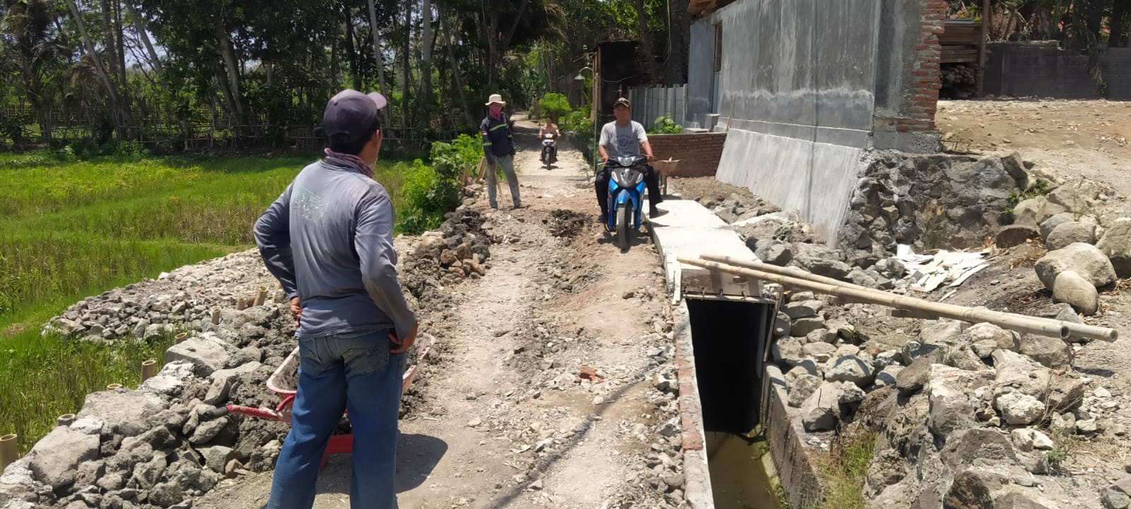 Jalan Umum Warga RT. 04 dan RT. 05 RW 01 Menganti Kesugihan Cilacap