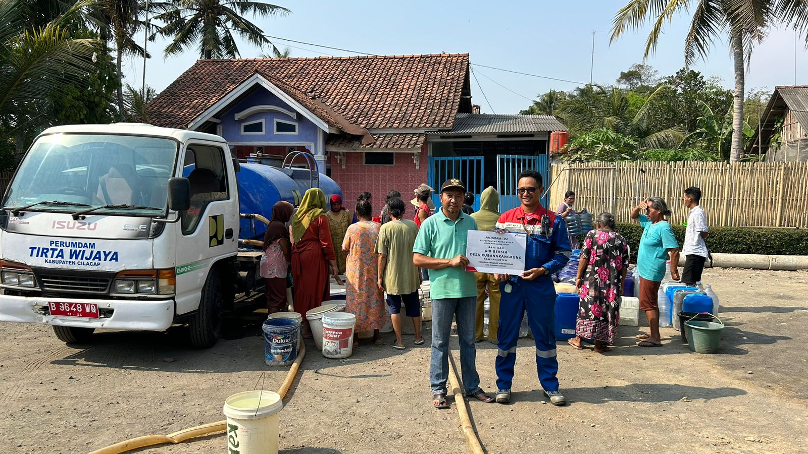 Warga Desa Kubangkangkung dan Sidaurip yang menderita kekeringan