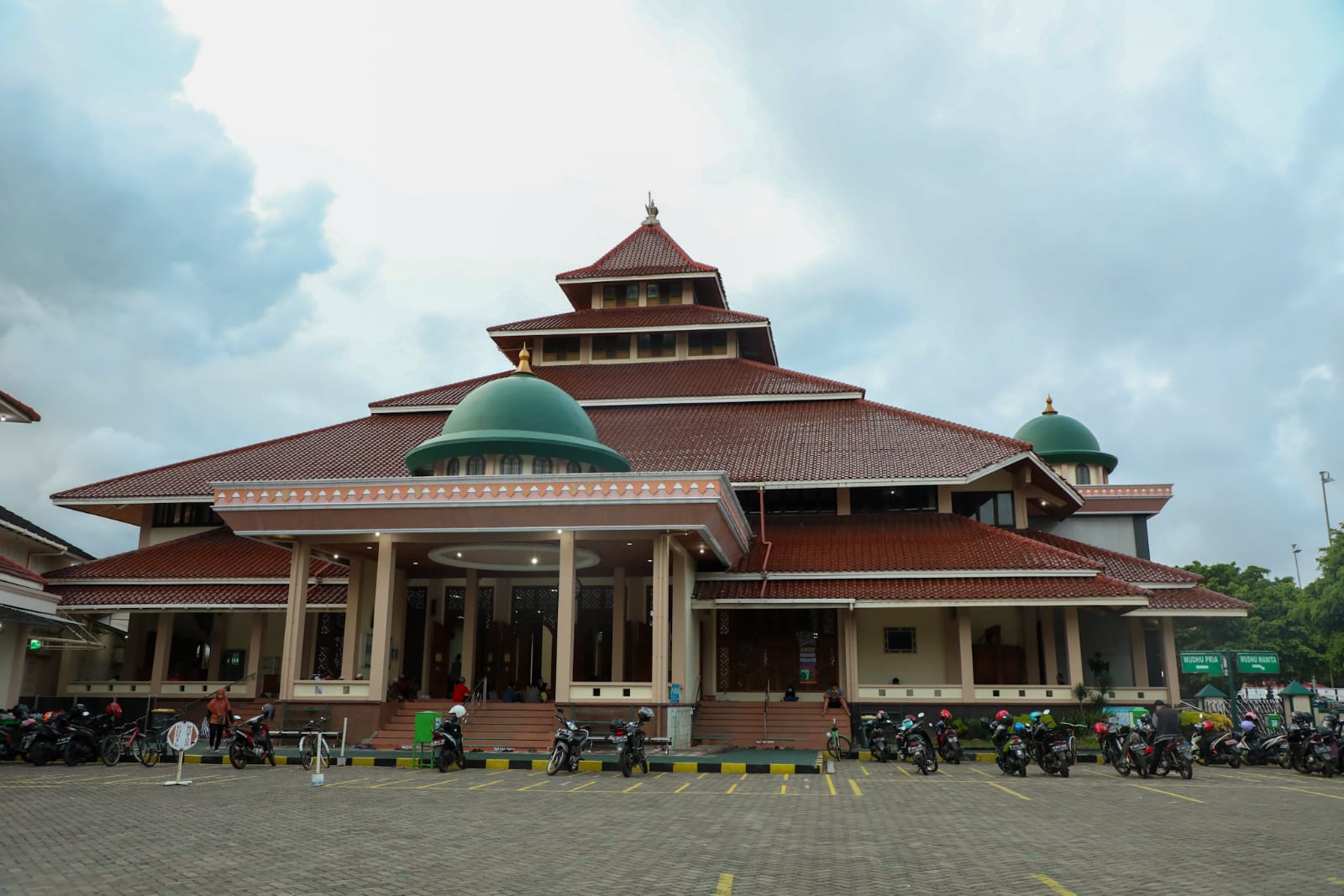 Balai Dakwah Kab Cilacap dan Masjid Agung Darussalam