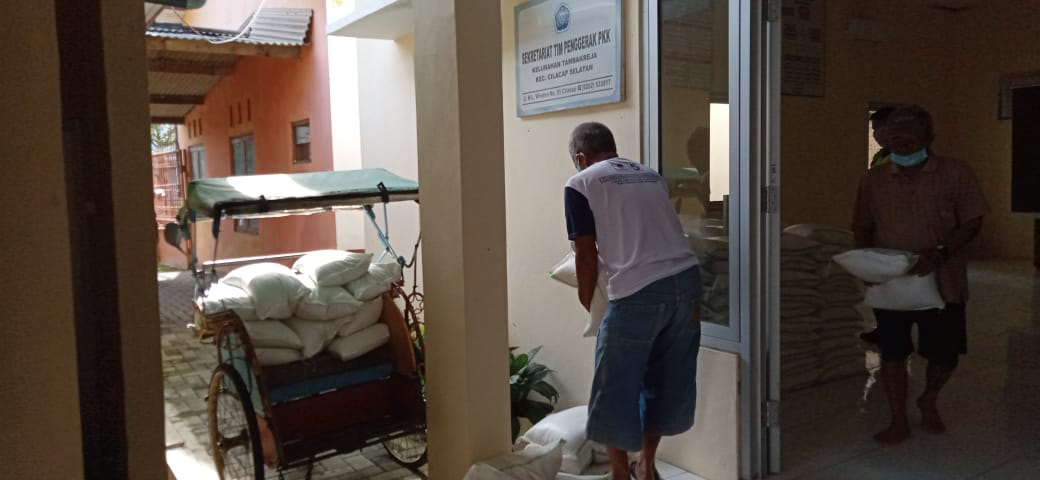 Penjualan beras dengan subsidi harga bagi masyarakat pra sejahtera