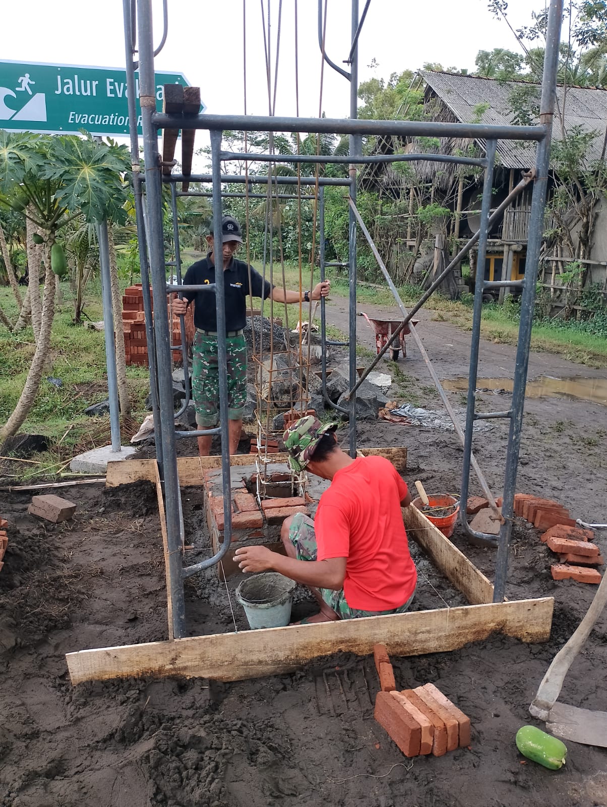 Dukungan Material pembangunan Gerbang Kompi Produksi Kodim 0703 Cilacap di Desa Welahan Wetan Kecamatan Adipala