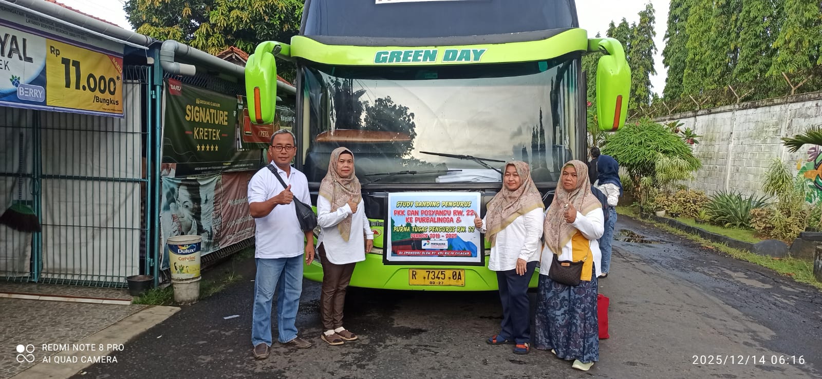 Warga dan Pengurus RW 22, Donan