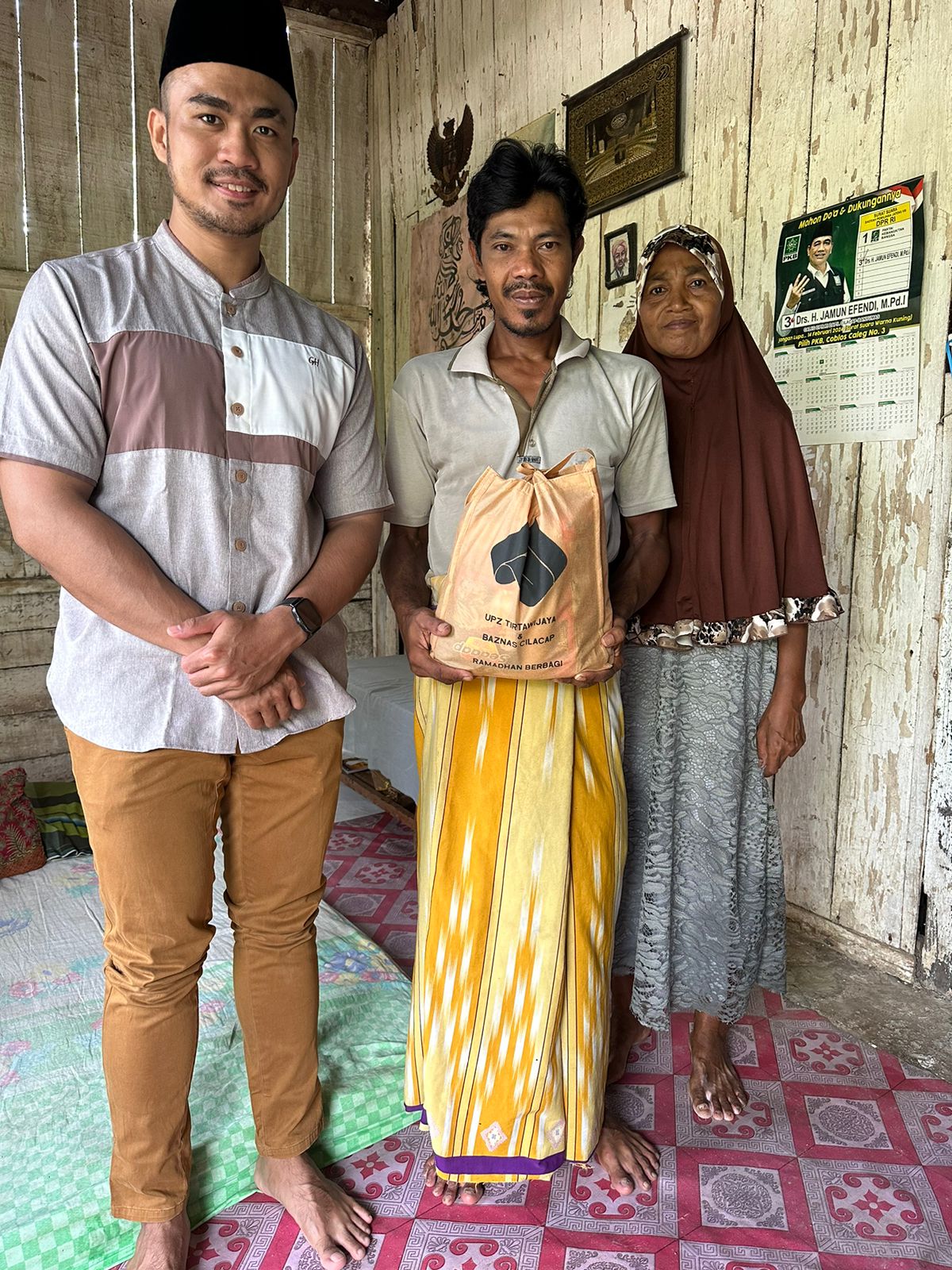 Warga Desa Nusawungu, Kecamatan Nusawungu