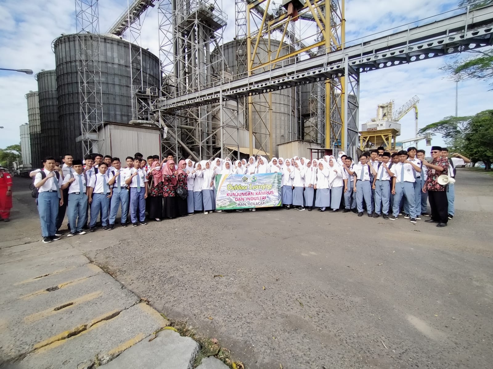 Siswa Madrasah Aliyah Negeri 1 Cilacap