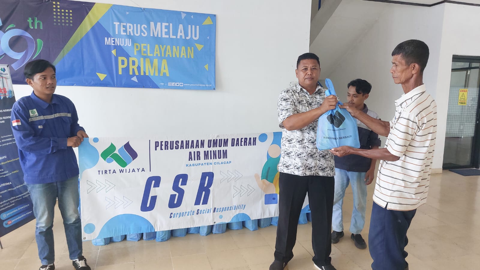 Masyarakat sekitar Perumdam Tirta Wijaya Kabupaten Cilacap