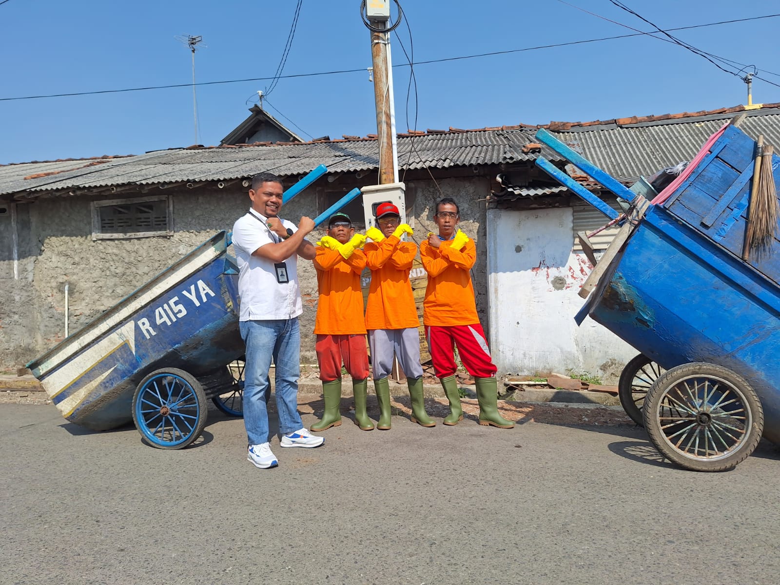 Tim Oranye DLH dan Penarik Gerobak Sampah