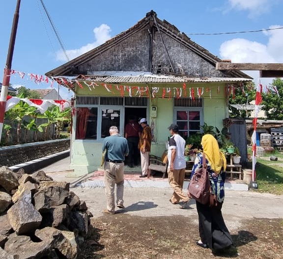 8 Kelurahan (Donan, Tambakreja, Sidanegara, Kutawaru, Mertasinga, Tegalkamulyan, Gunung Simping, Karangtalun)