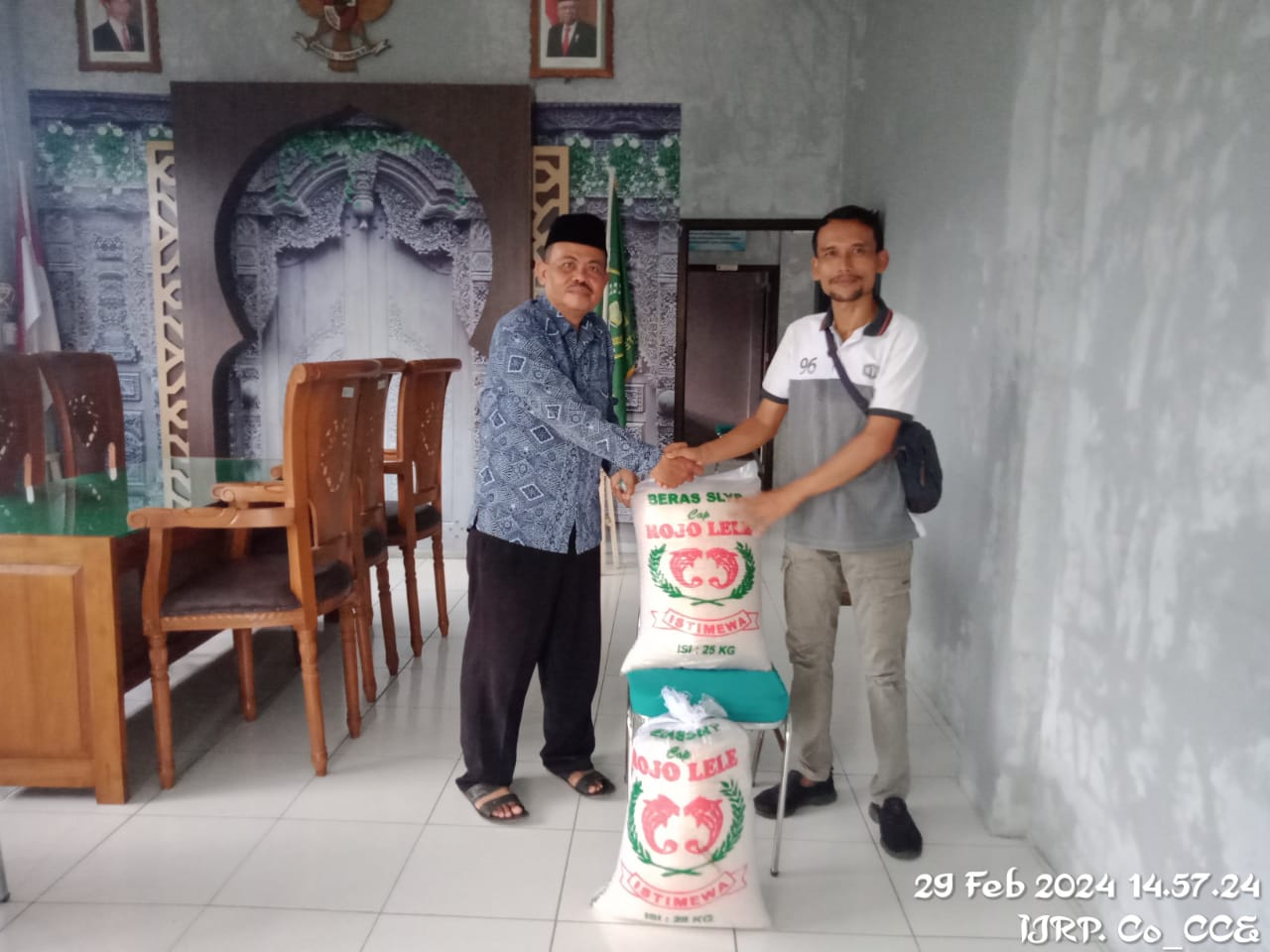 Bantuan Beras ke KUA Kecamatan Cipari