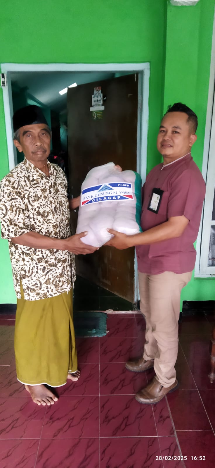 Jemaah di Sekitar Masjid Sunan Kalijaga Nusa Indah Sidakaya Cilacap