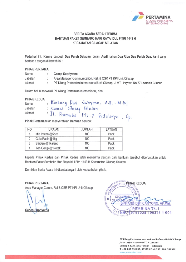 Warga di Kecamatan Cilacap Selatan 