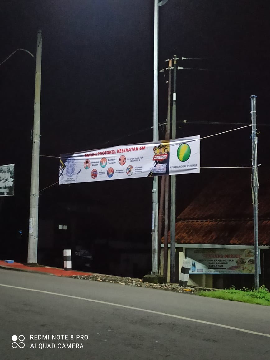 Pemasangan spanduk himbauan tertib lalu lintas