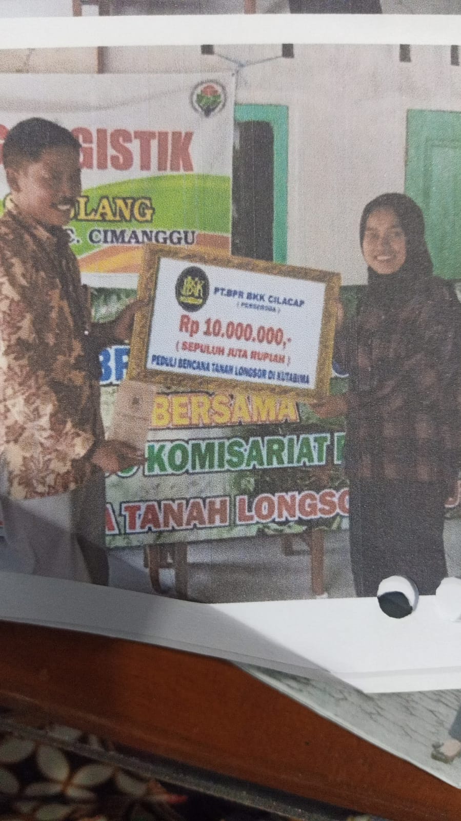 BANTUAN MASYARAKAT KORBAN LONGSOR