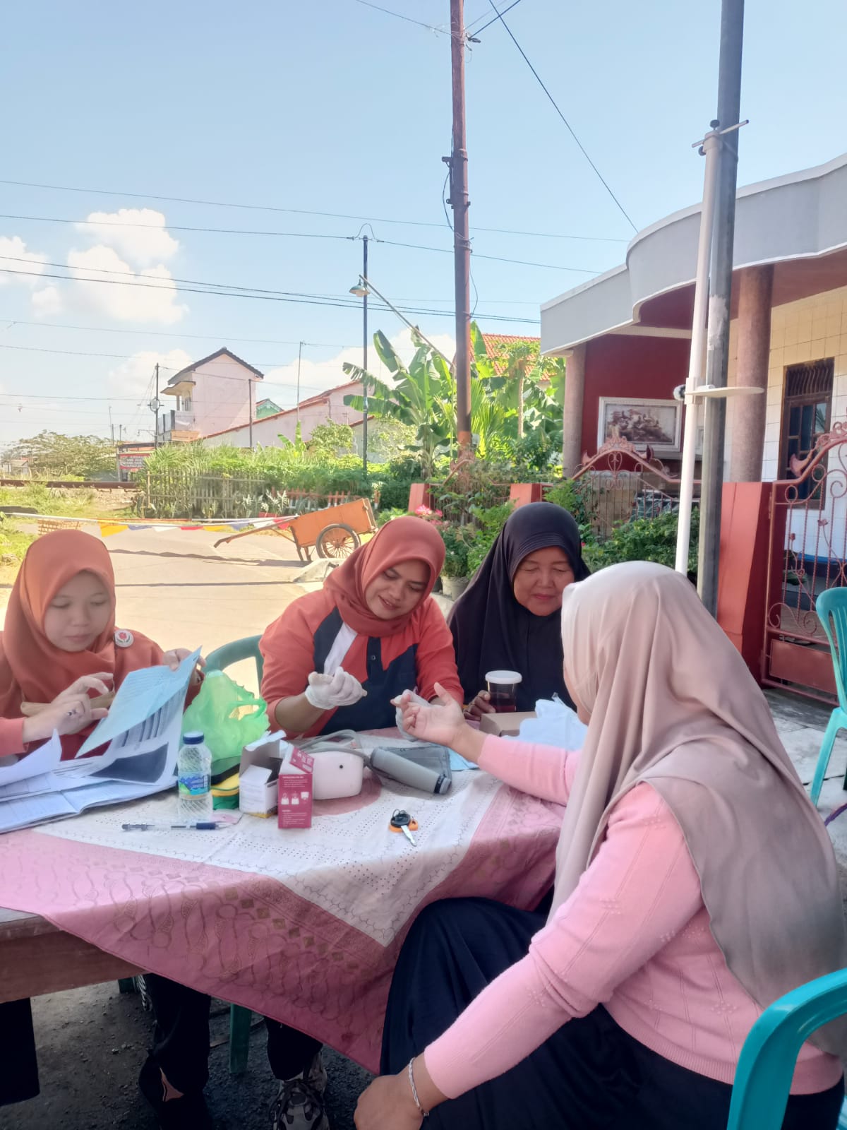 Warga masyarakat di lingkungan Posyandu Laras Palupi