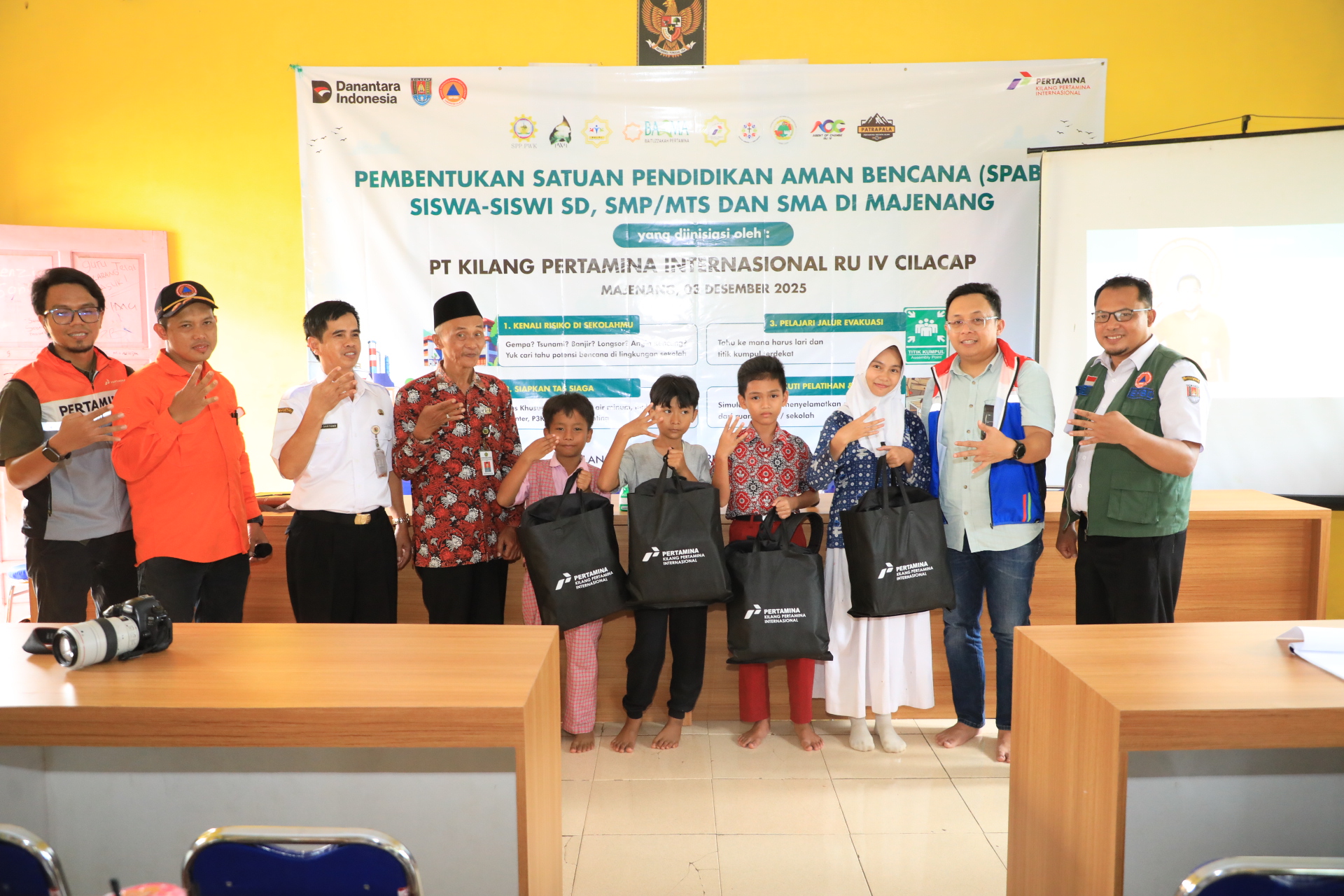 Masyarakat korban Bencana Tanah Longsor di Desa Cibeunying, Kecamatan Majenang