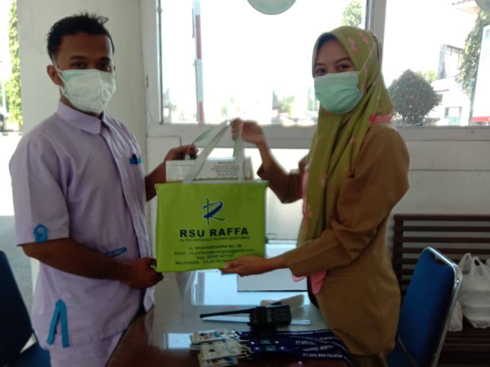 pemberian bantuan vitamin bagi masyarakat terdampak covid-19 di kabupaten cilacap
