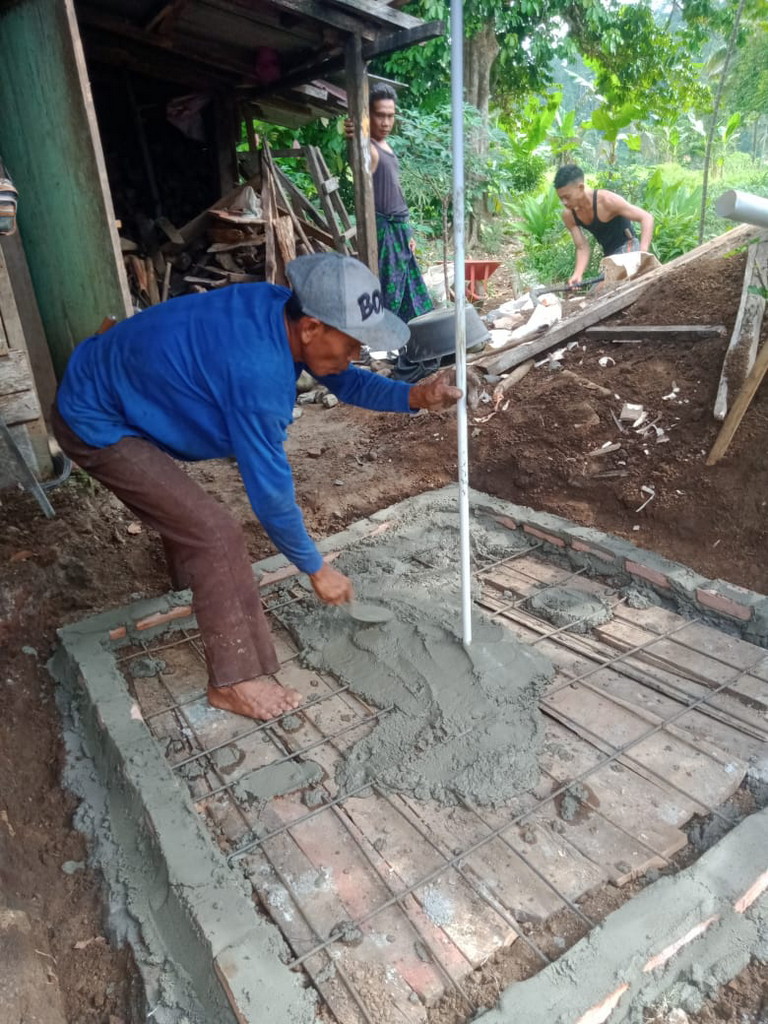 Warga yang kurang mampu di Desa Gintungreja, Kecamatan Gandrungmangu