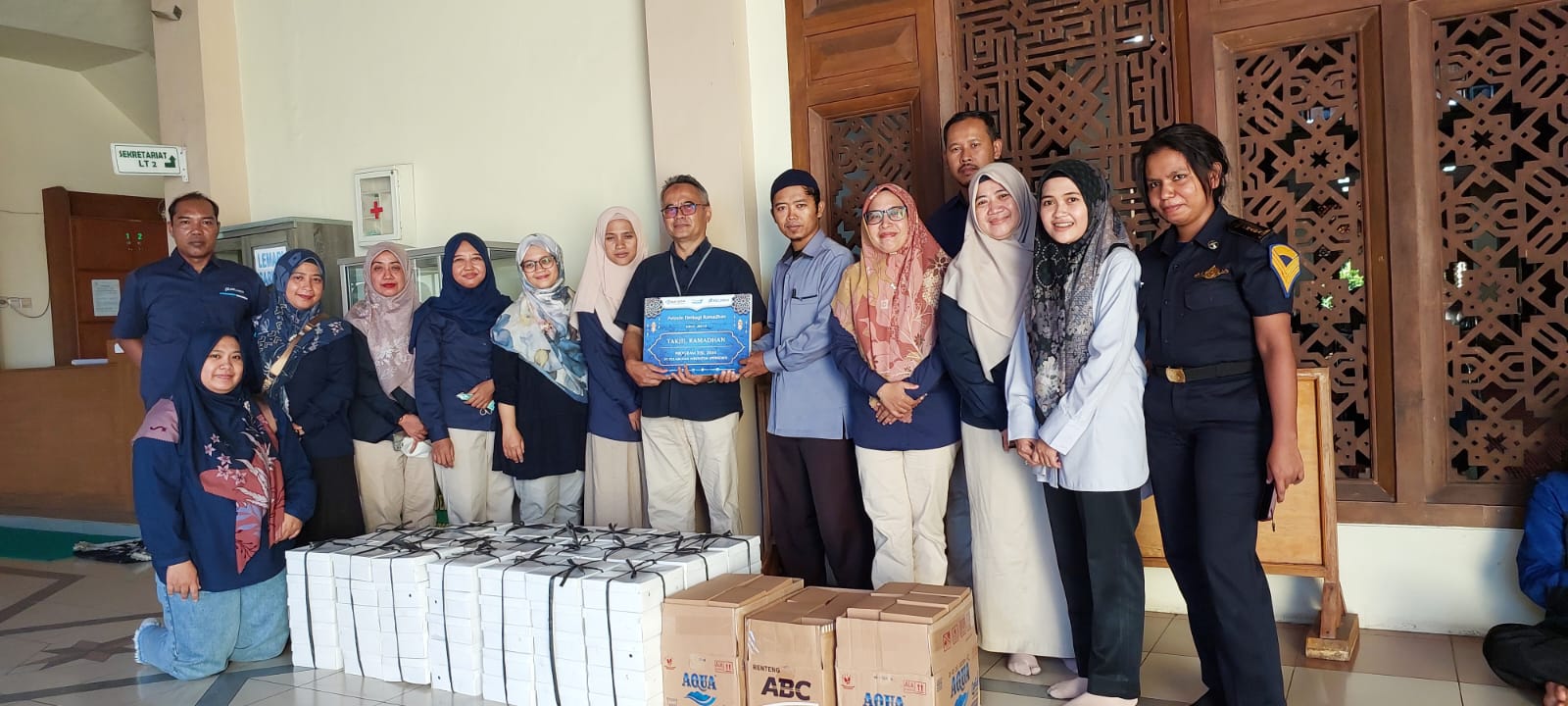 Masjid, masyarakat umum, TKBM, sopir truk, ABK