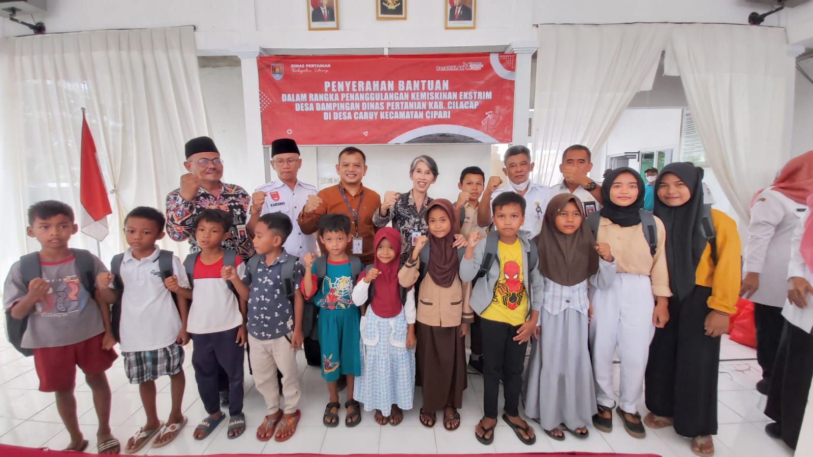 Anak - anak dari keluarga kurang mampu di Kecamatan Cipari 