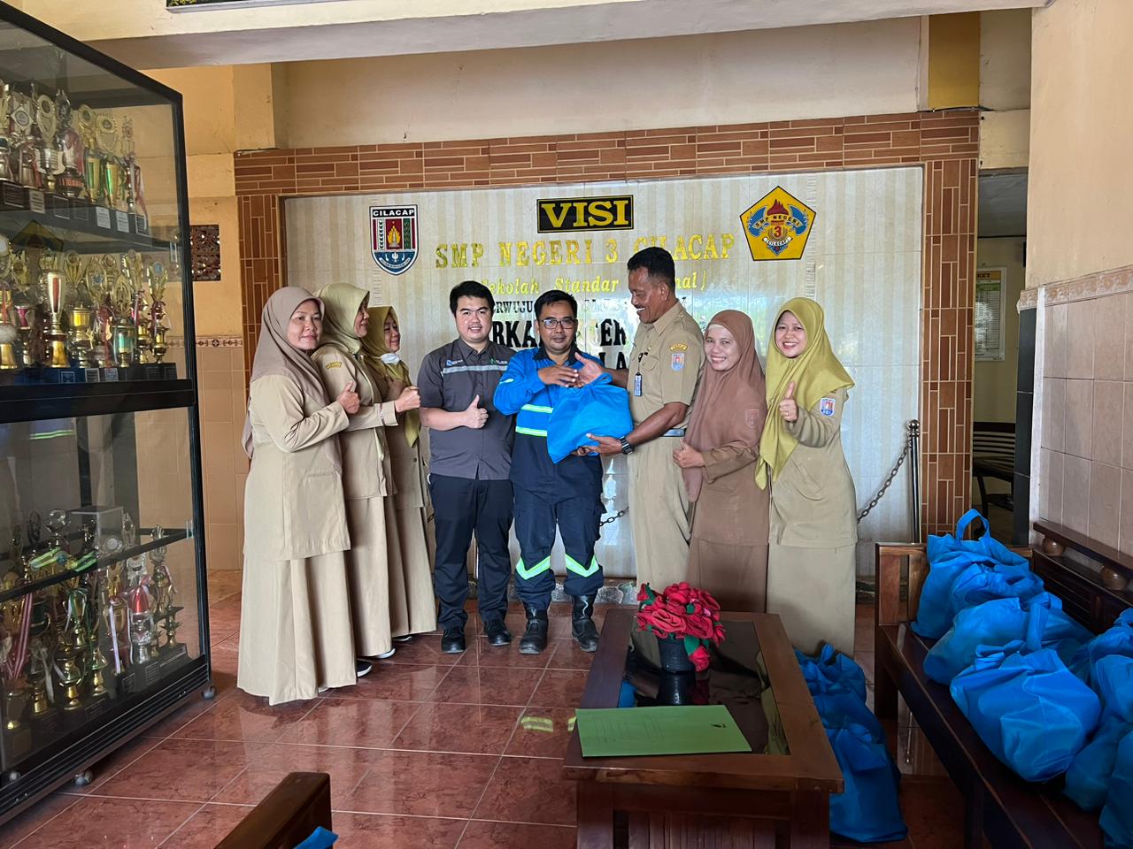 Siswa yang tidak mampu dan yatim piatu 