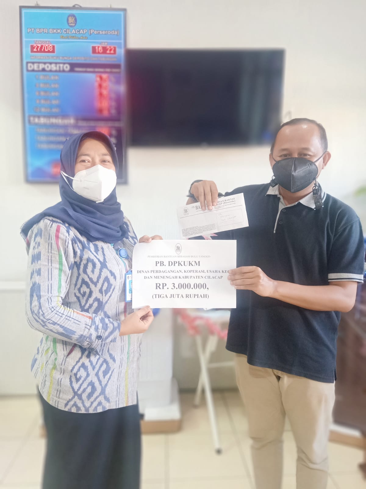 PEMBERIAN KAOS UNTUK UMKM