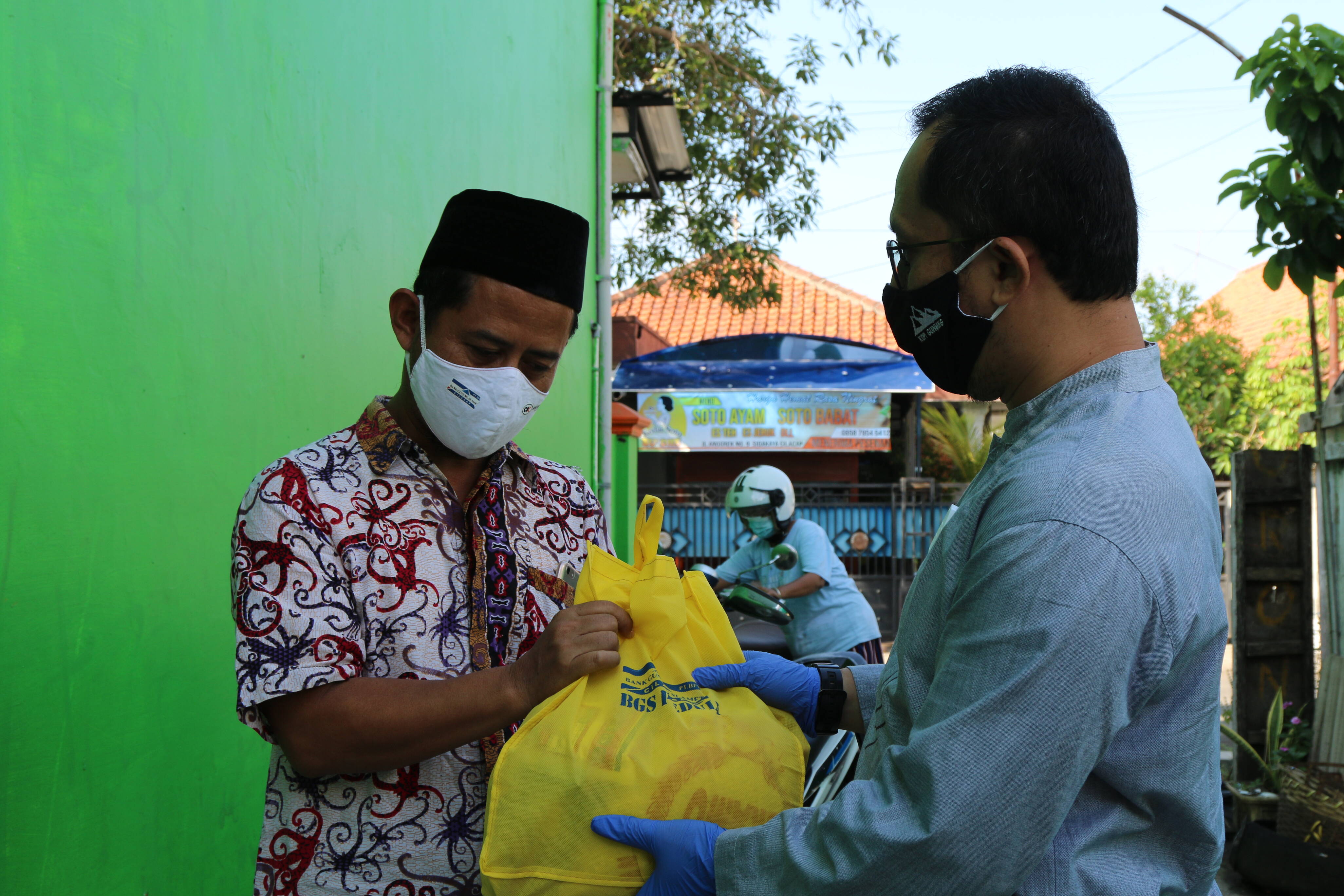 Pemberian paket sembako di masjid Sunan Kalijaga