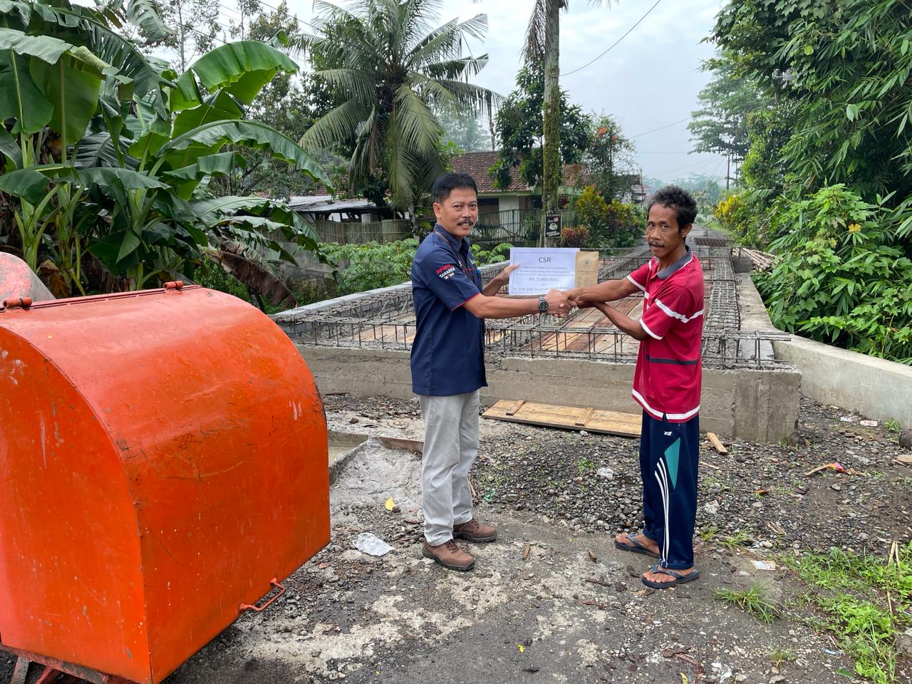 jalan jembatan penghubung Grumbul Cilumuh Nusadadi Desa Rejodadi