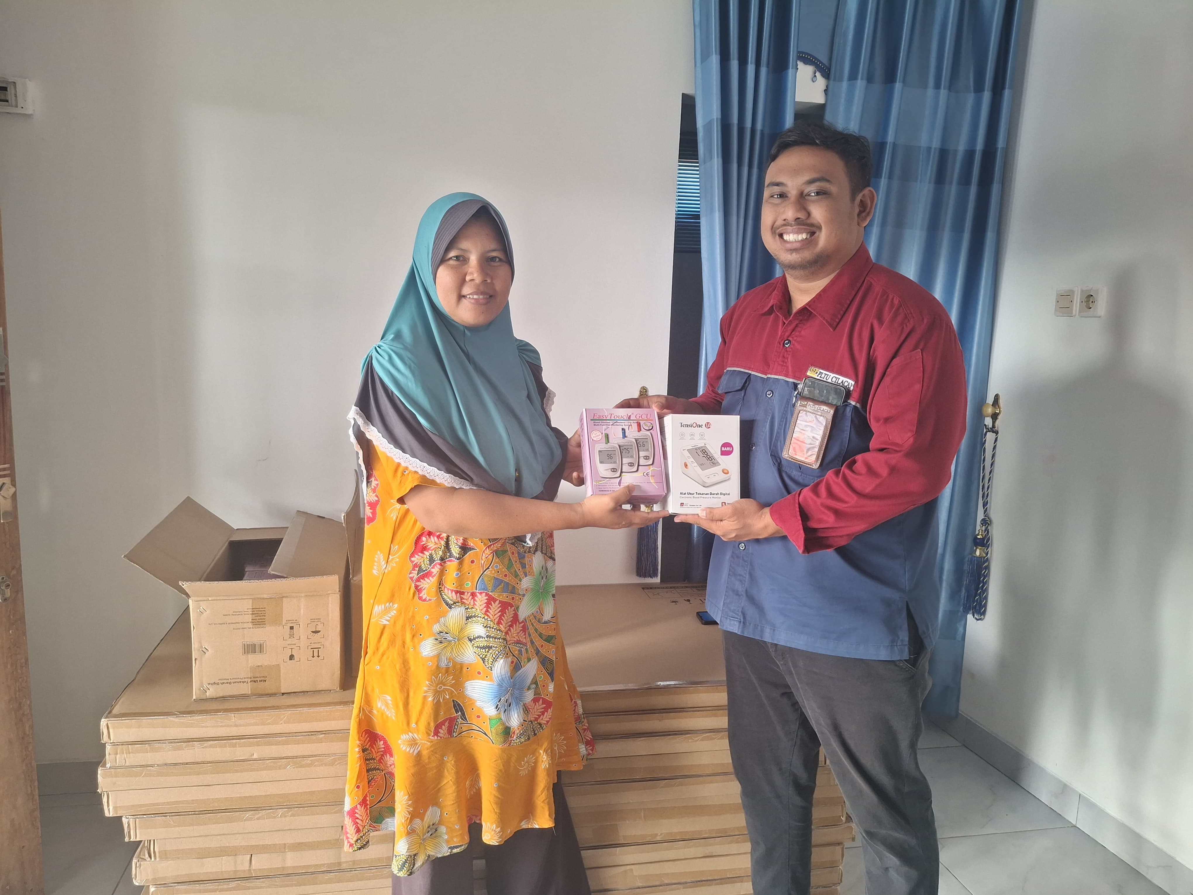 pemberian 30 pcs GCU dan 30 pcs Tensimeter kepada Posyandu Desa