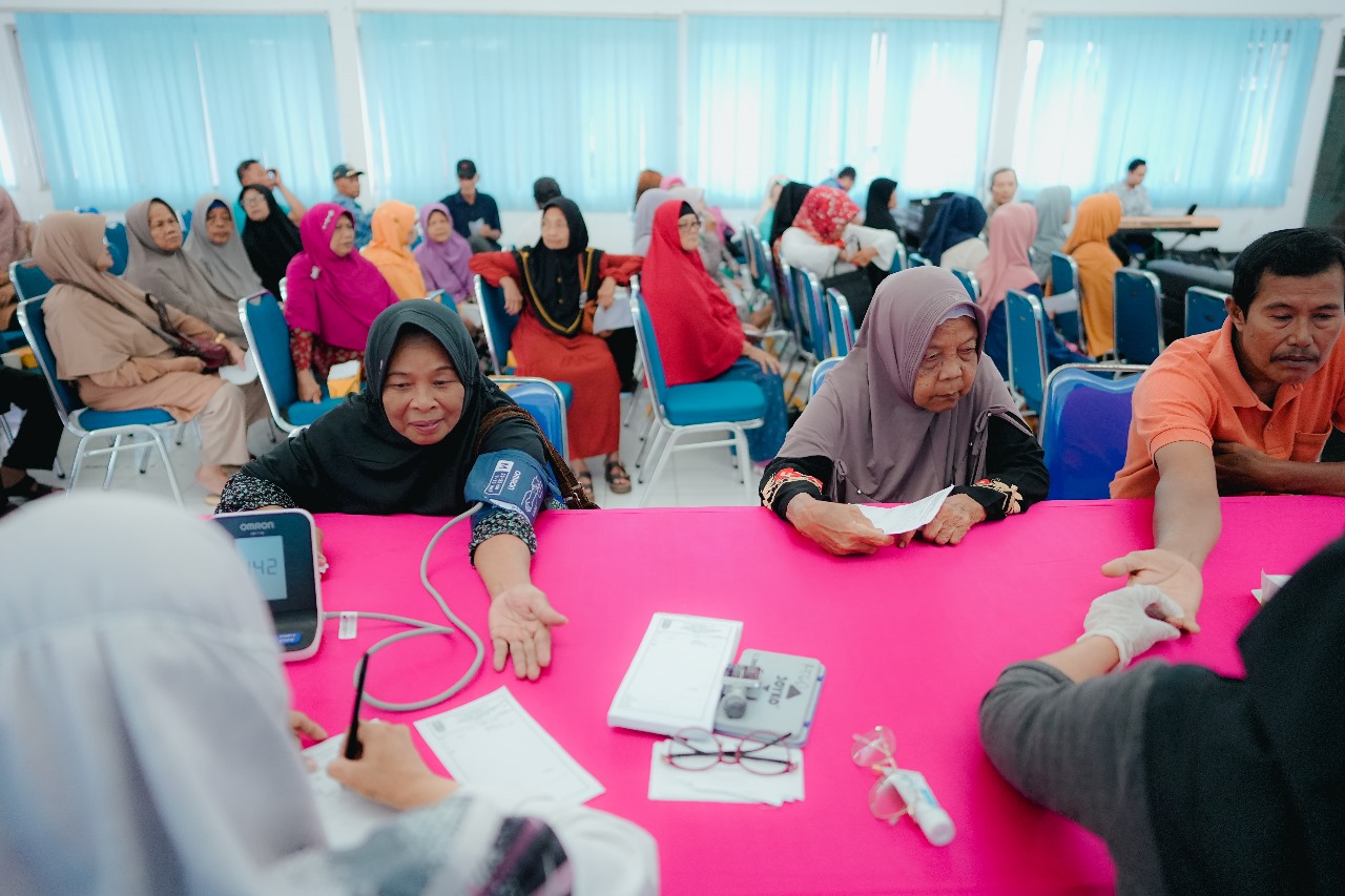 100 orang lanjut usia di Kelurahan Donan