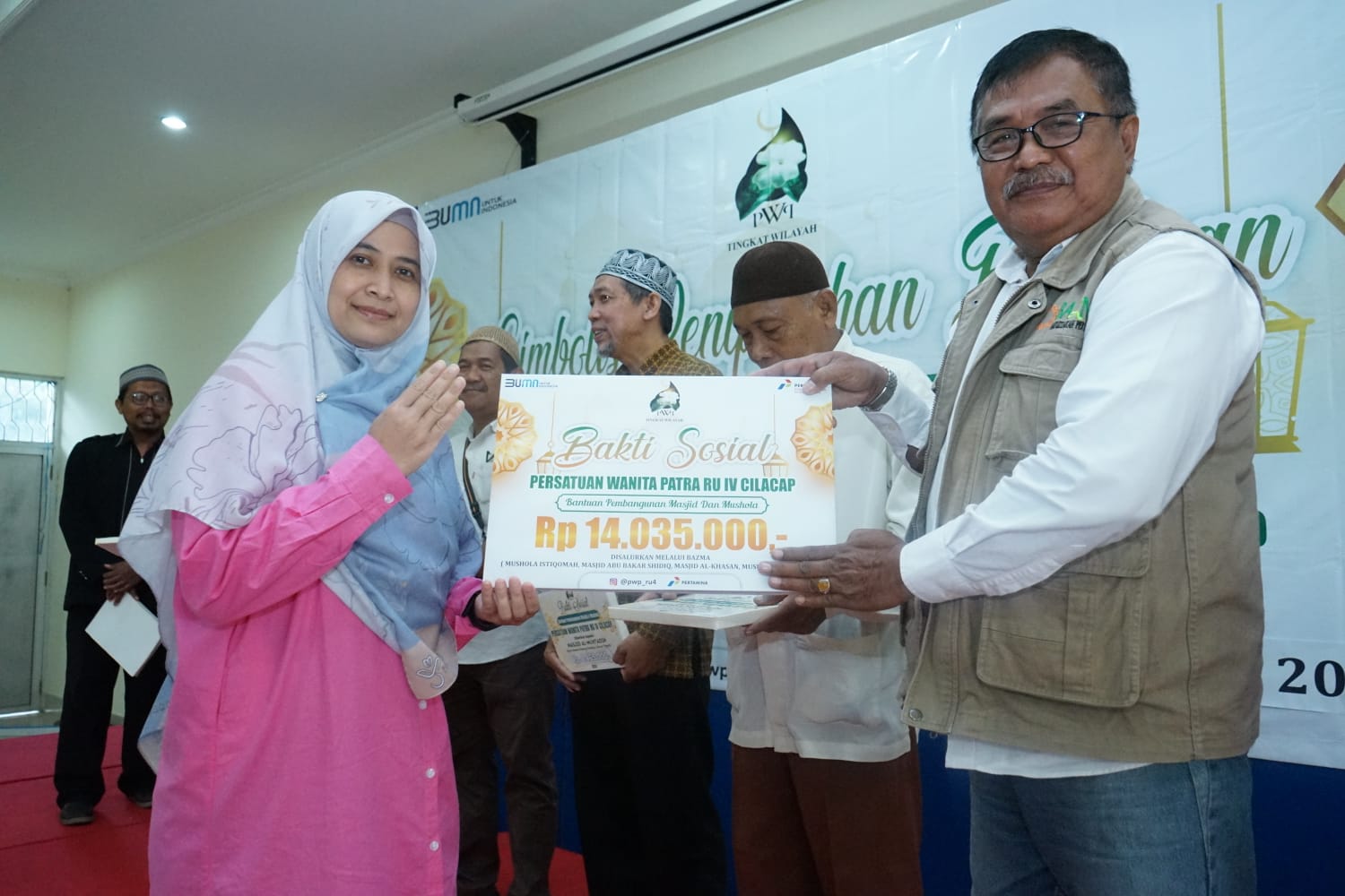 Griya Quran Mulia 2 di Jalan Gatot Subroto; Masjid Al Mubarok di Jalan Jawa; Masjid Al Qomar di Jalan Tentara Pelajar; Musholla Al Hidayah di Kelurahan Tegalkamuyan, Masjid Al Muhtadin di Jalan Bawean, dan Musholla Nurul Huda di Jalan Logawa Barat; Musholla Istiqomah di Tegal Katilayu, Masjid Abu Bakar Shidiq di Sidakaya, Masjid Al Khasan di Jalan Nakula, dan Masjid Al Firdaus di Jalan Rajiman.