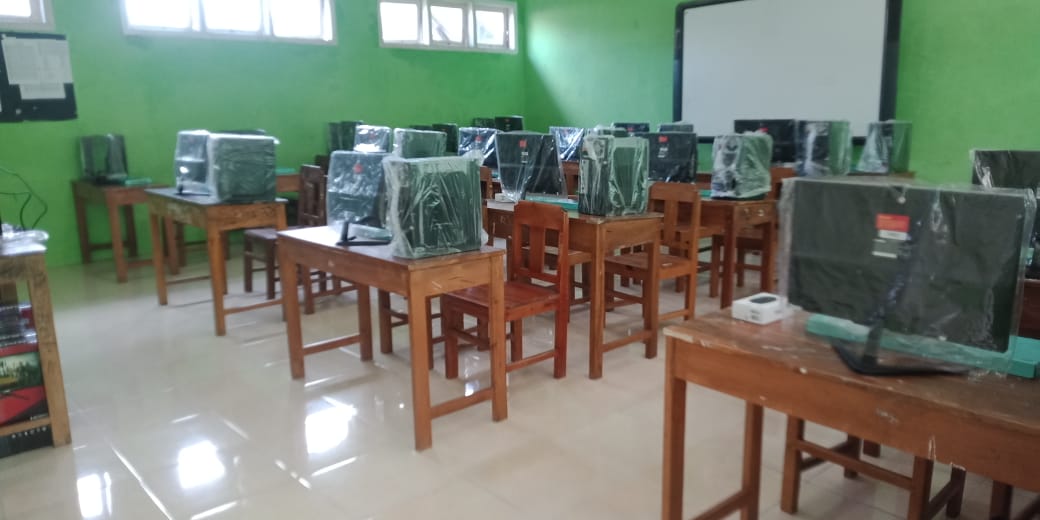 Bantuan Komputer Madrasah Tsanawiyah Ell Firdaus 1 Sidareja