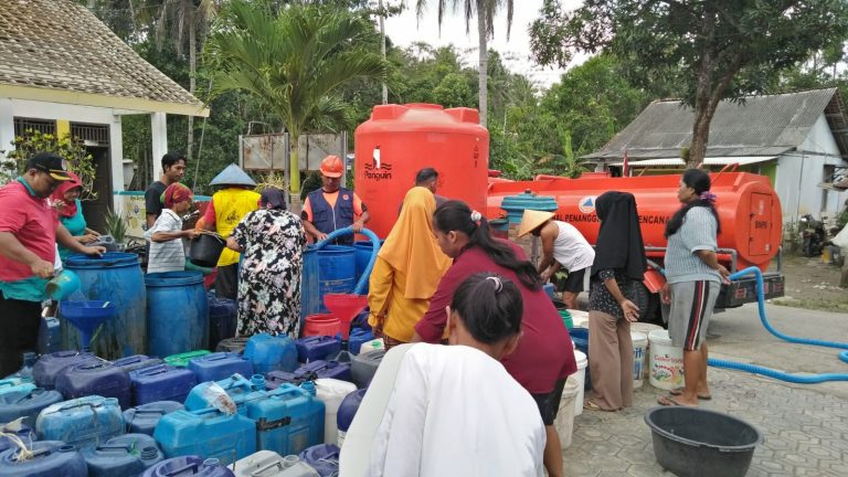 Warga Desa Klumprit, Kecamatan Nusawungu