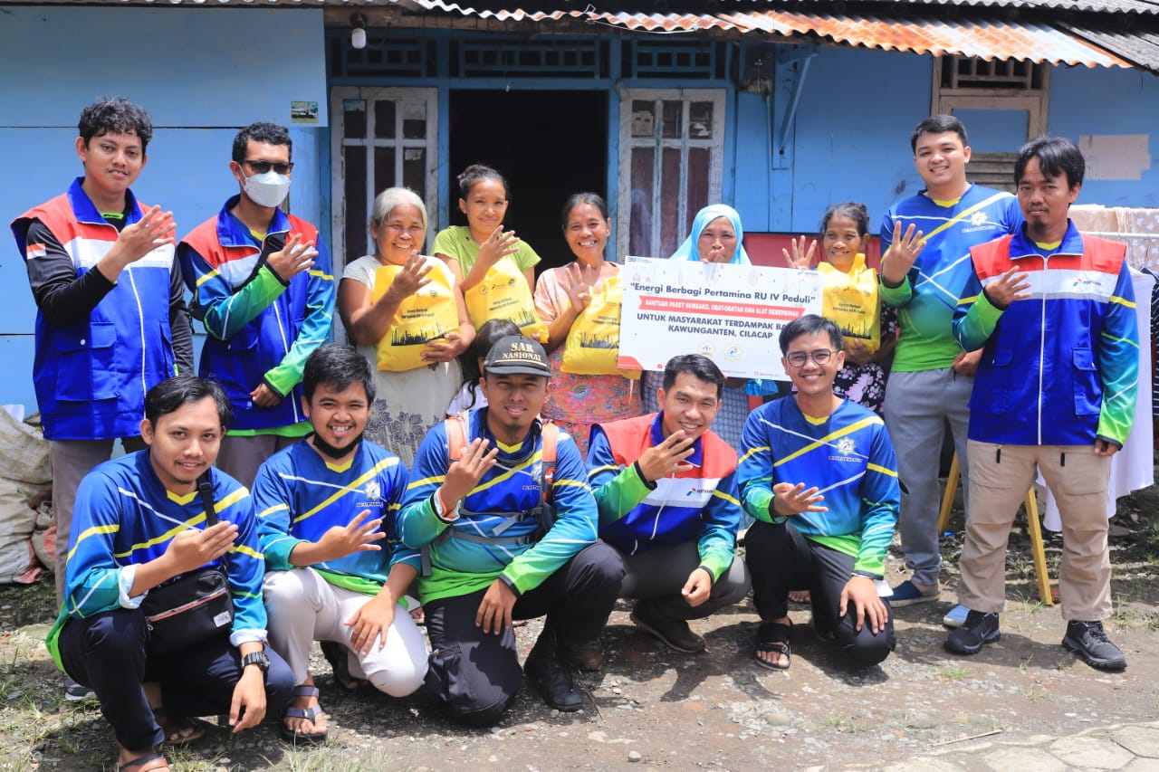 Warga terdampak bencana banjir di Desa Kalijeruk, Kecamatan Kawunganten