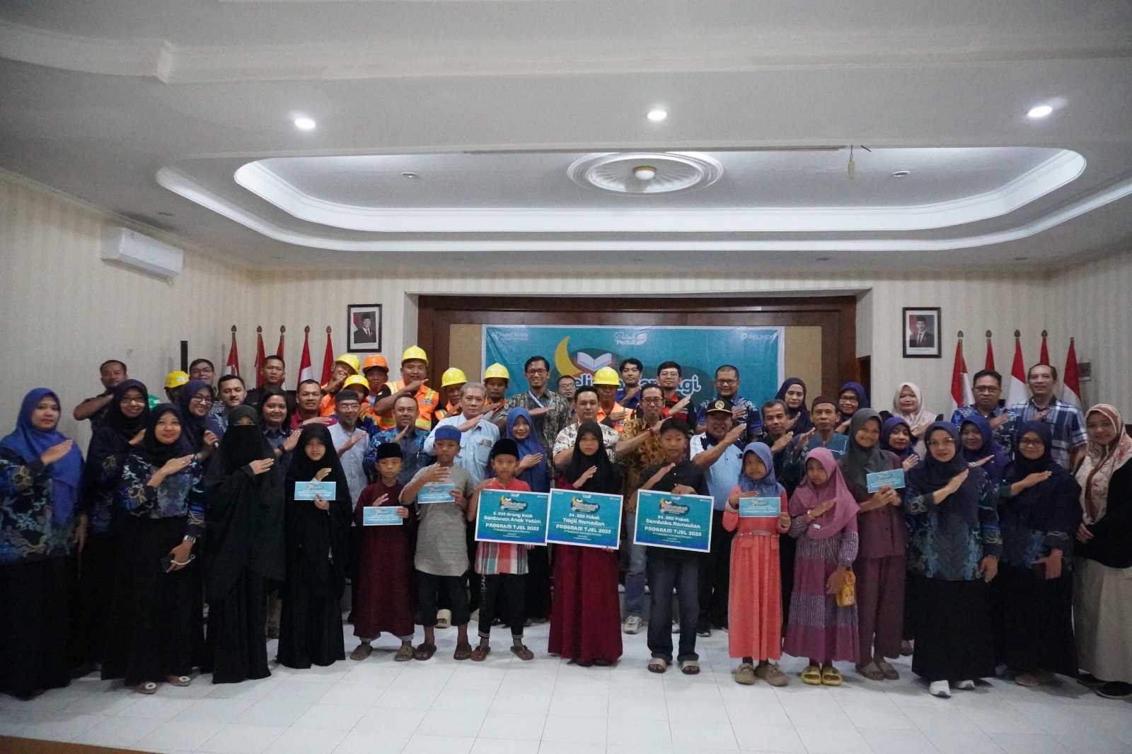 Anak yatim piatu melalui Komandan Detasemen Markas Pusdiklat Kopasus Cilacap