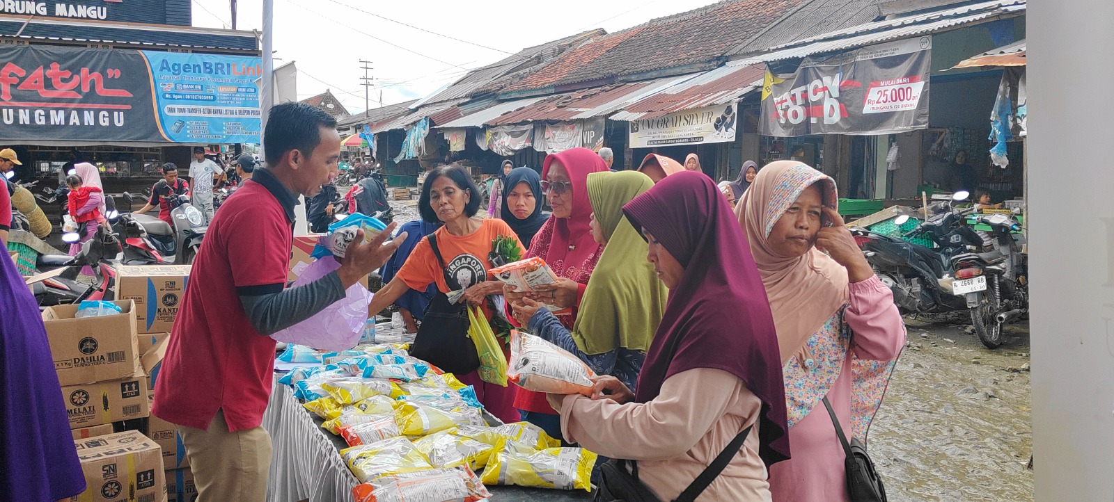Pengunjung Pasar Gandrungmangu
