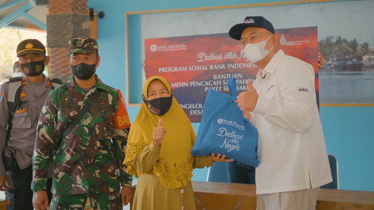 Pengelola Bank Sampah Jaga Laut