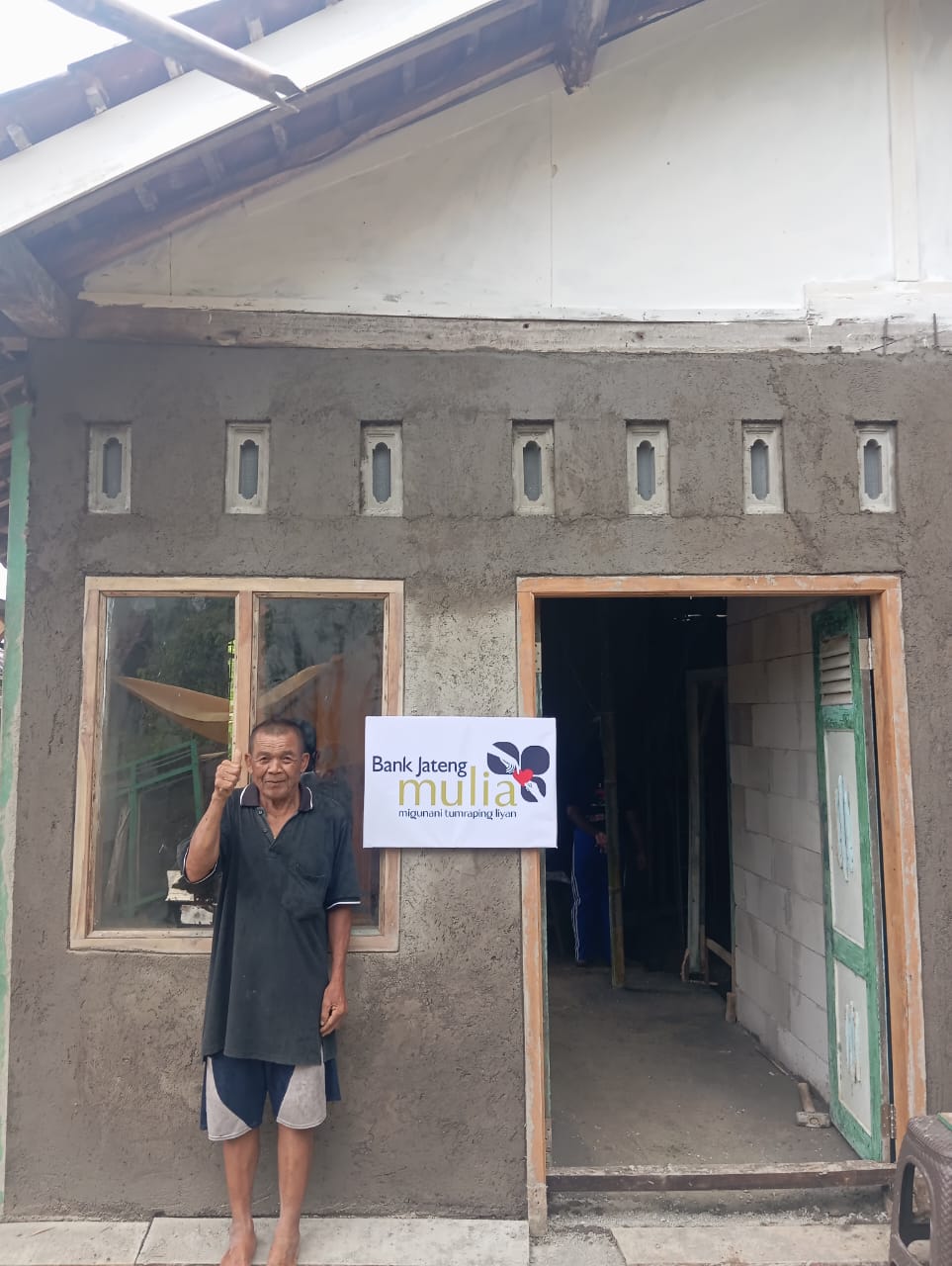 5 (lima) penduduk Desa Gunungtelu, Kecamatan Karangpucung, Kabupaten Cilacap