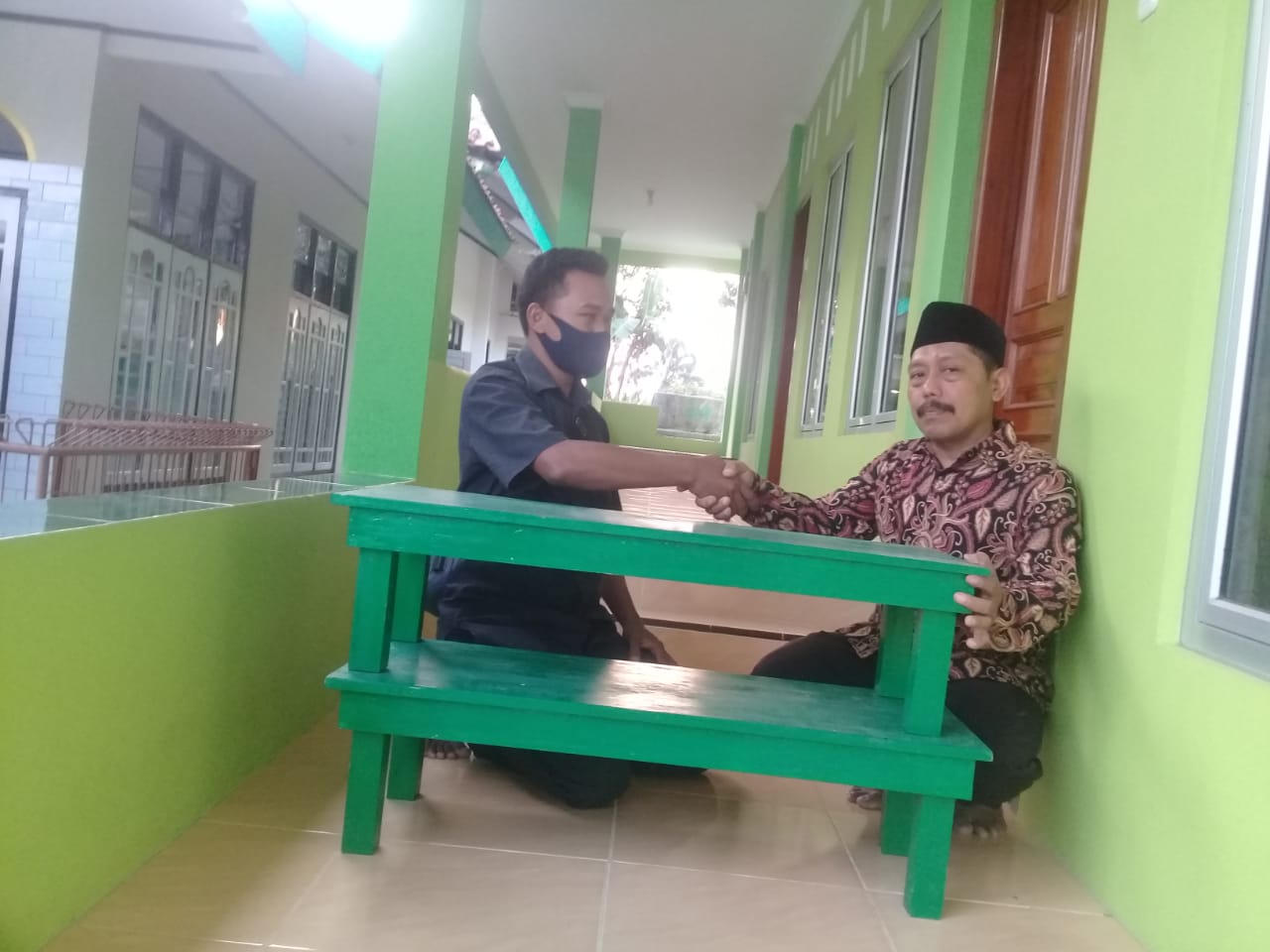 Bantuan meja untuk TPQ masjid Desa Pegadingan