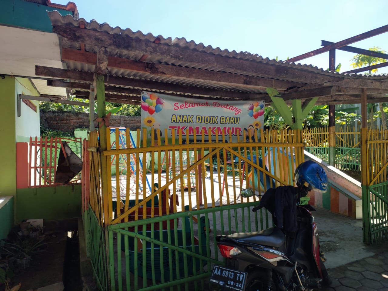 TK Makmur Lomanis, Jalan MT Haryono No. 37 Lomanis, Kecamatan Cilacap Tengah 