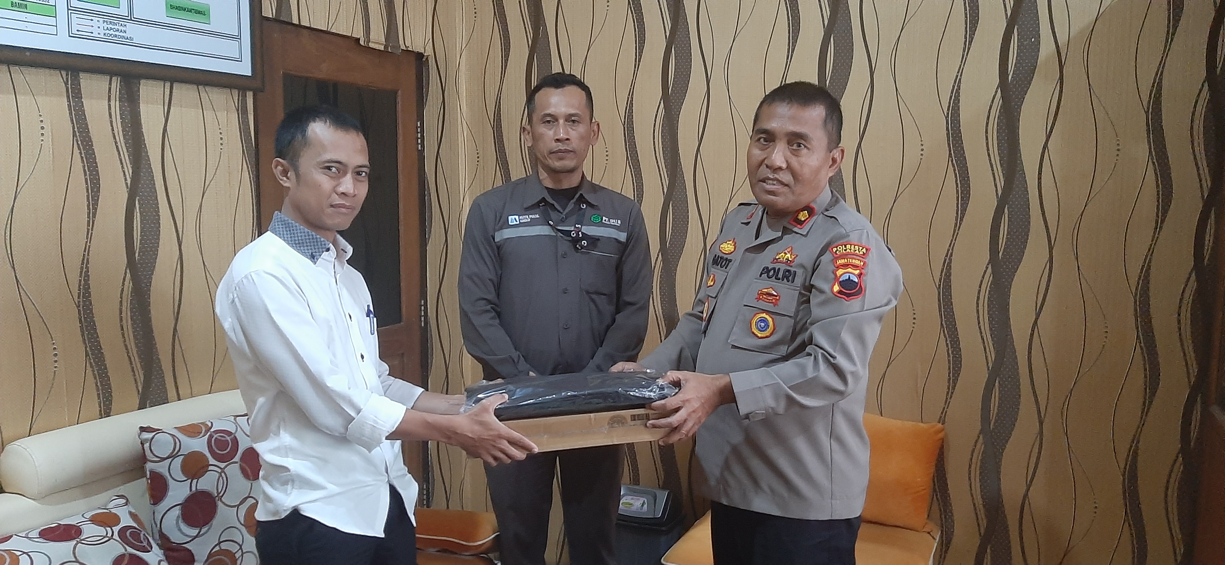 Polresta Cilacap Donasi Notebook Lomba Ketertiban Sekolah Tingkat Pelajar Tingkat SLTA Dalam Rangka Hari Bhayangkara Cup ke - 77