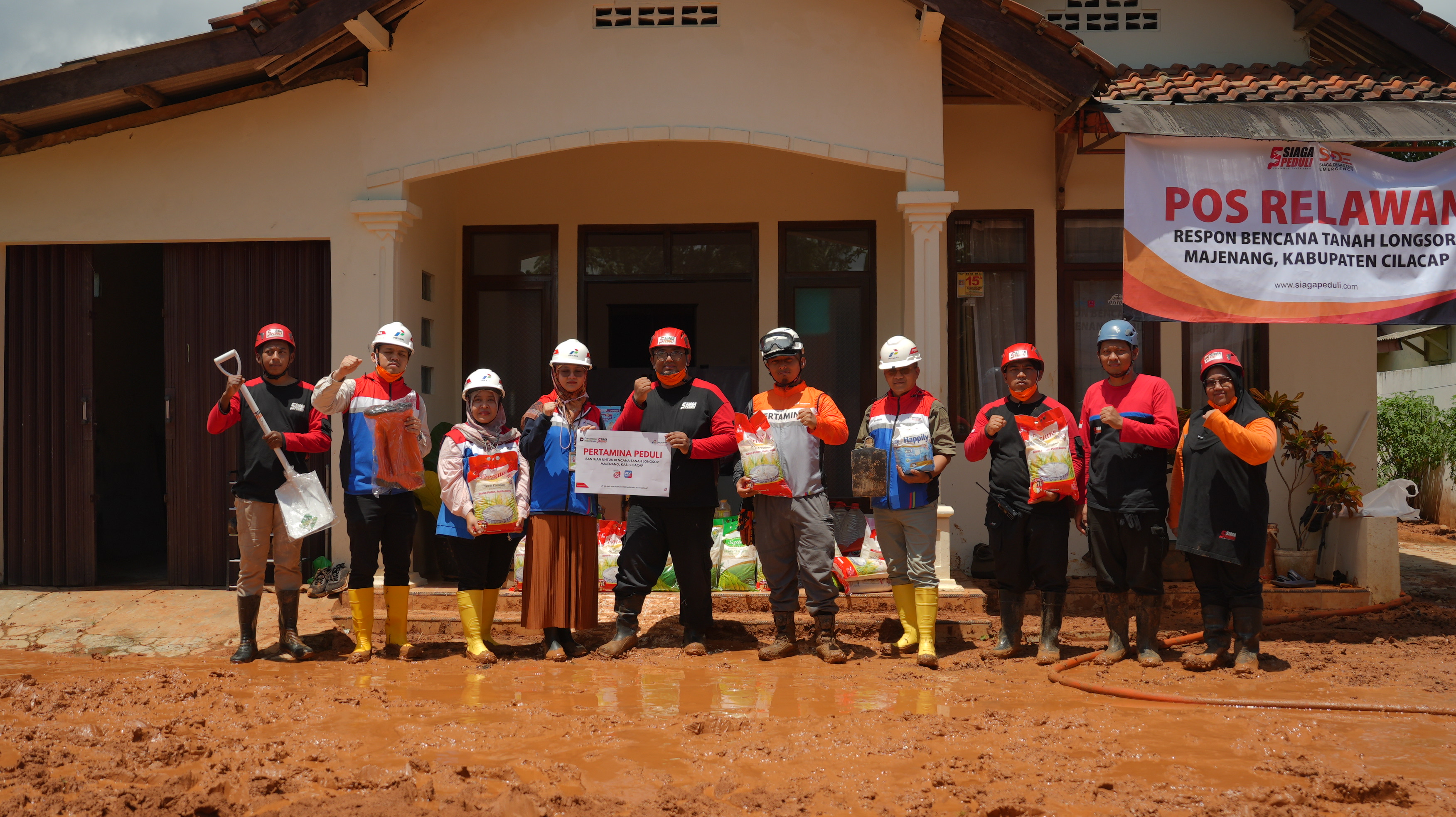 Warga korban Bencana Tanah Longsor di Desa Cibeunying, Kecamatan Majenang, Kabupaten Cilacap