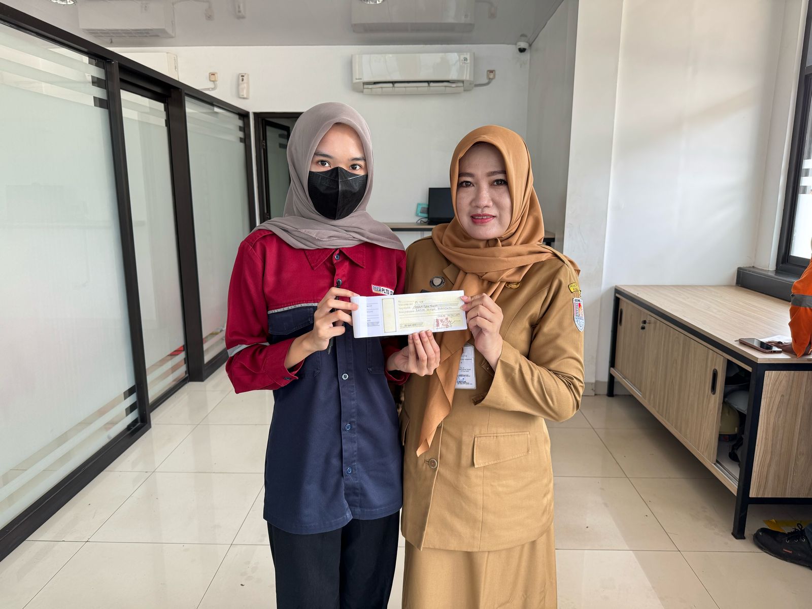 Petugas Pelayanan Disdukcapil Cilacap