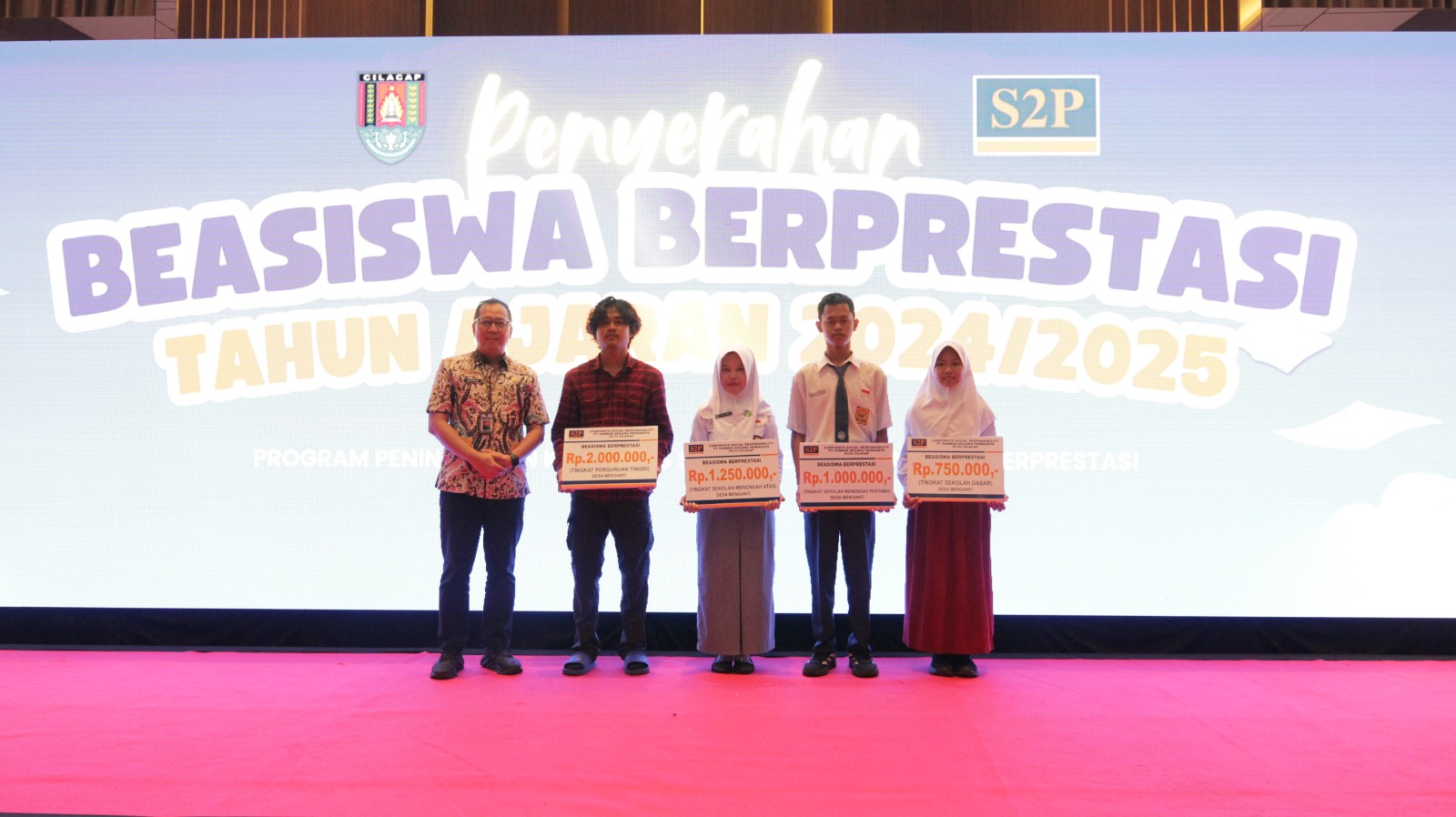 Anak-anak yang berprestasi di Desa Menganti, Desa Karangkandri, Desa Slarang, dan Anak Karyawan