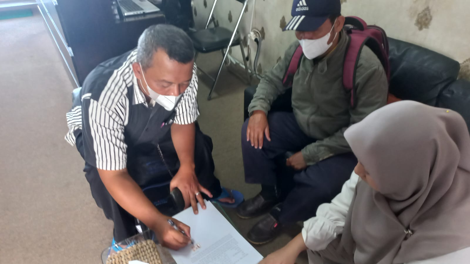 Warga di lingkungan kelurahan Mertasinga Kecamatan Cilacap Utara 