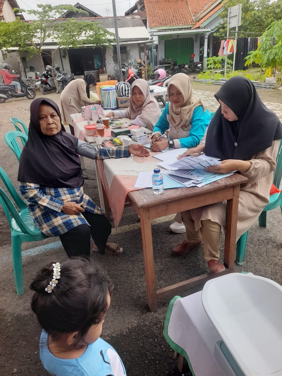 Warga masyarakat di lingkungan Posyandu Laras Palupi