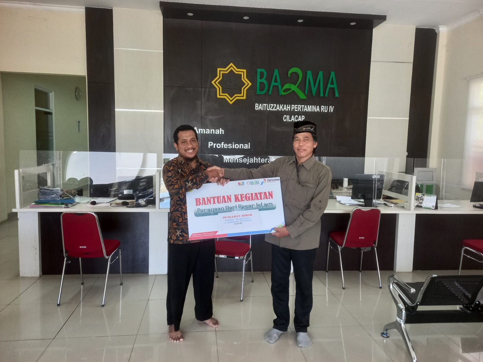 Warga di Ring 1 melalui BAZMA RU IV Cilacap