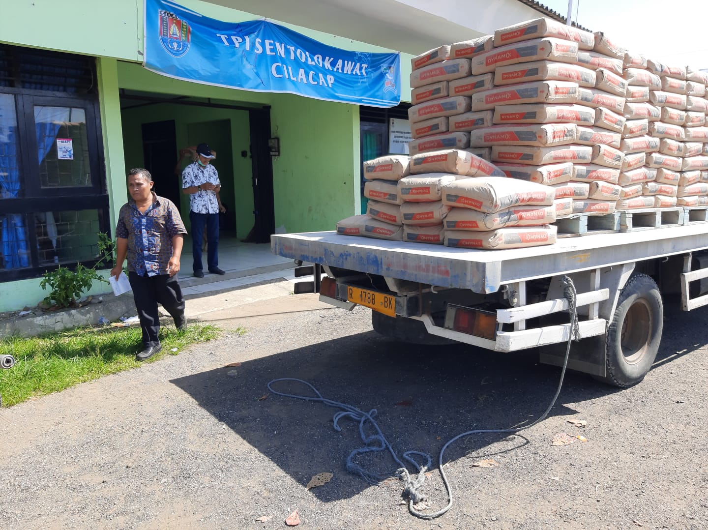 BANTUAN PENINGKATAN JALAN TPI SENTOLO KAWAT KAB CILACAP