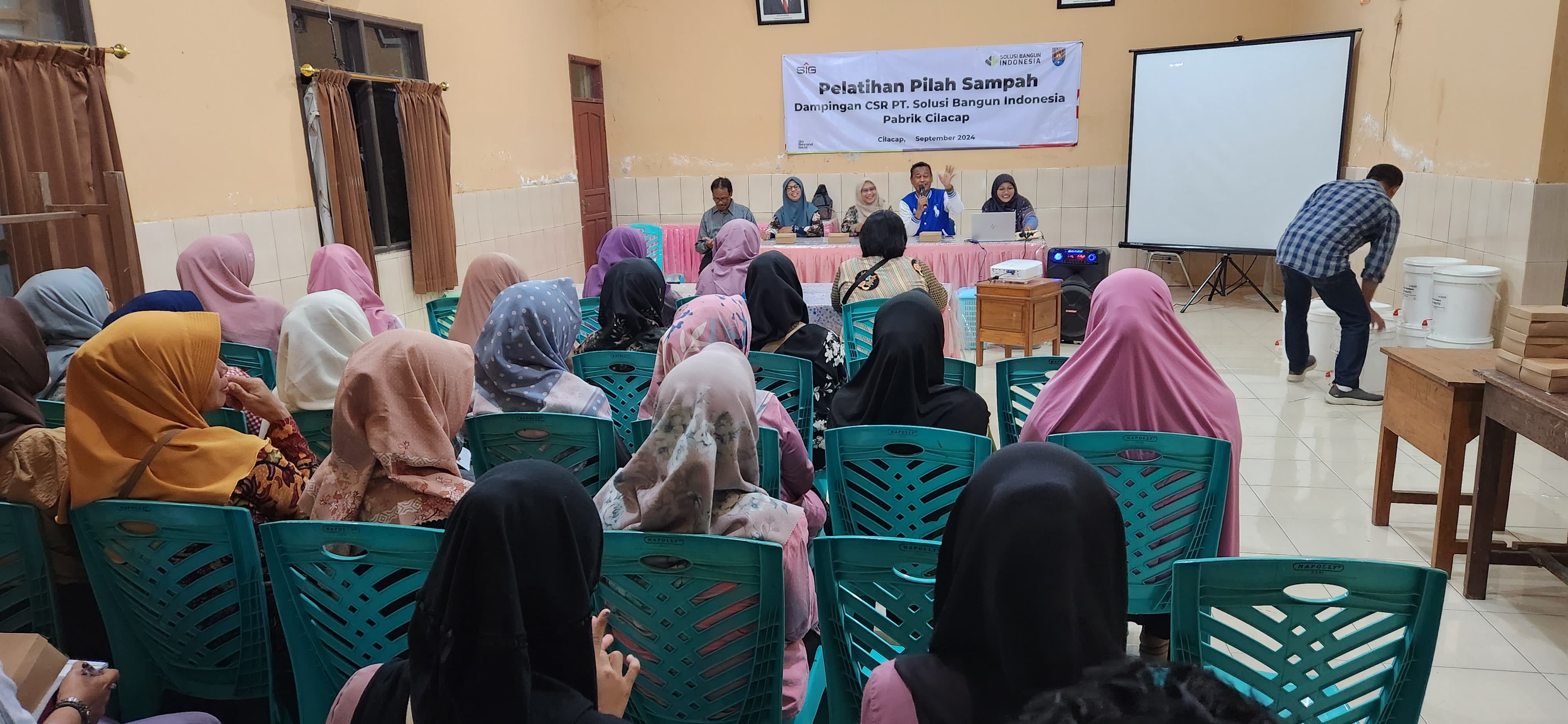 Pengelola bank sampah dan pegiat lingkungan kelurahan Tambakreja - Cilacap Utara