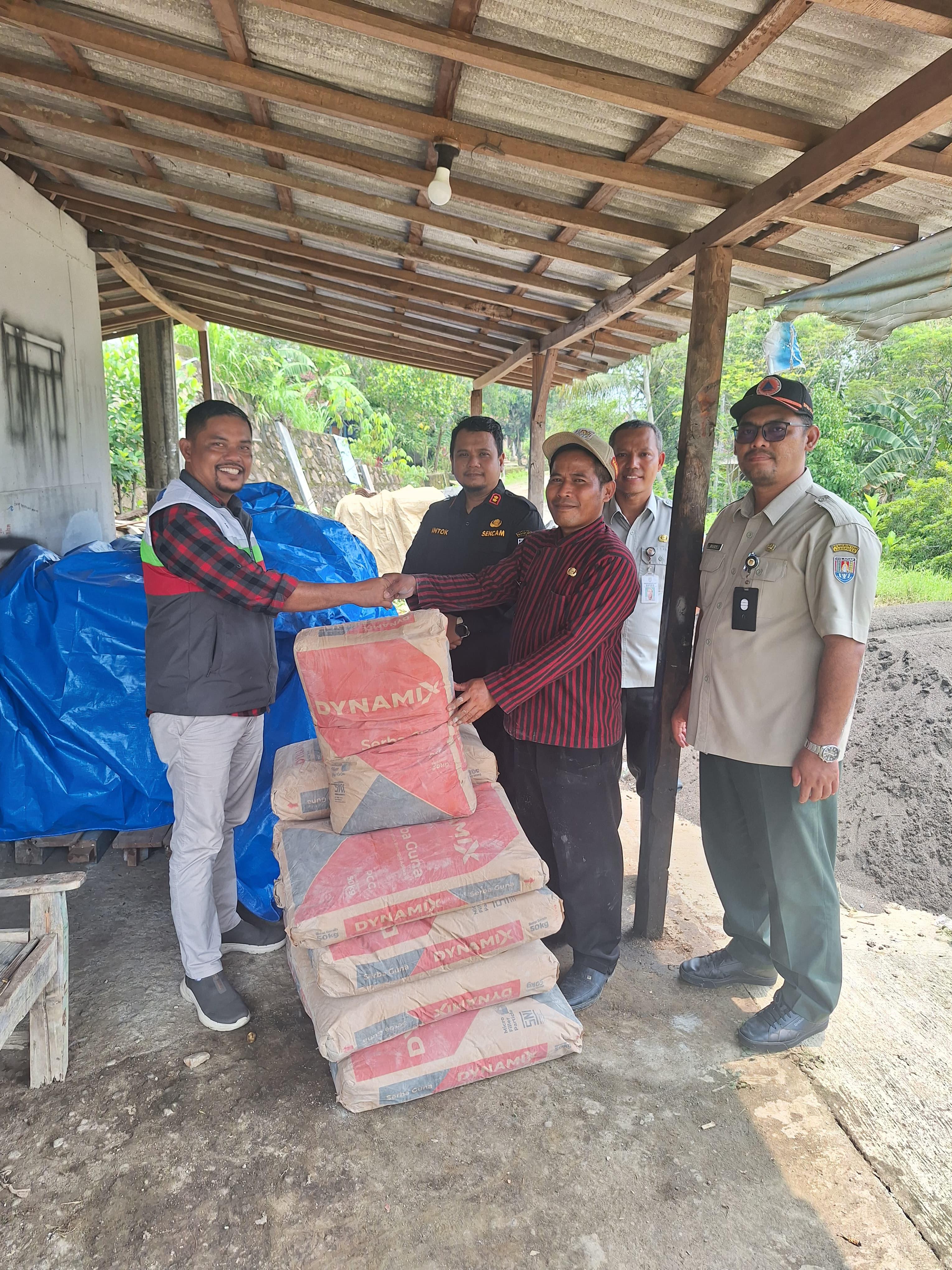 Masyarakat korban tanah longsor Desa Cikedondong Kec Bantarsari